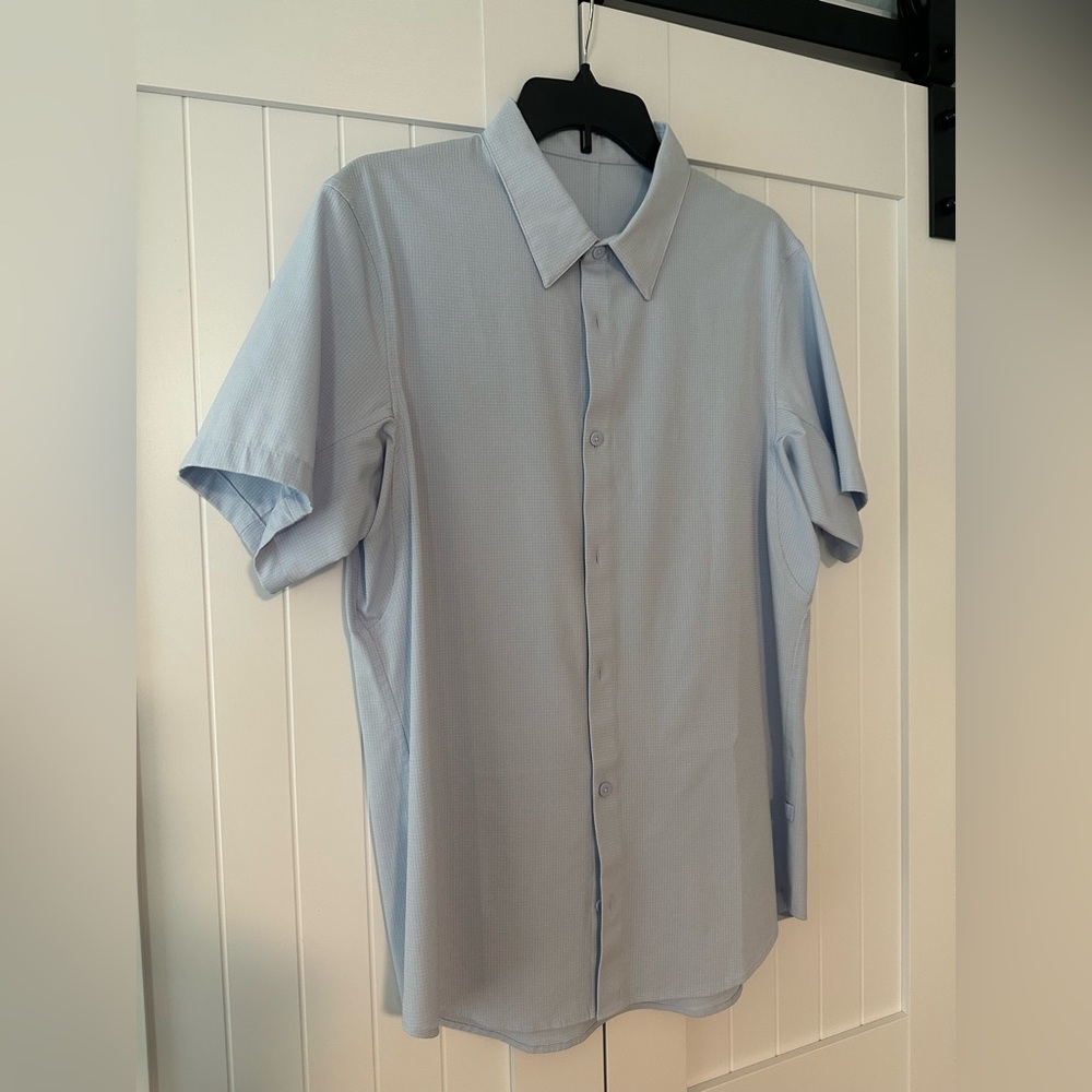 Like New Men’s lululemon Airing Easy Button Down Shirt, Size L